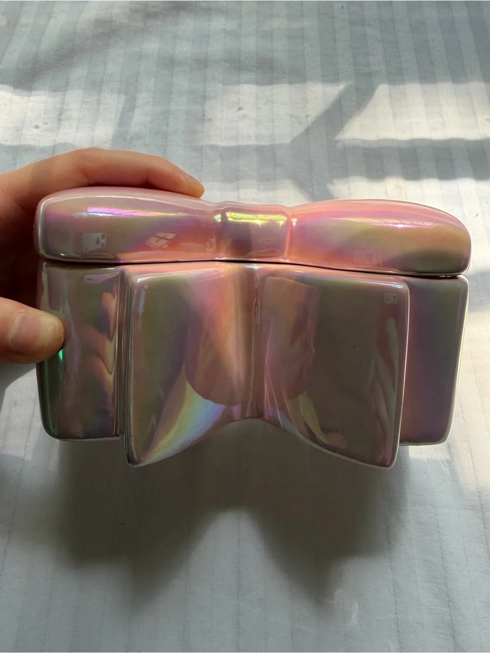 Iridescent pearlescent pink ceramic bow trinket box with removable lid
